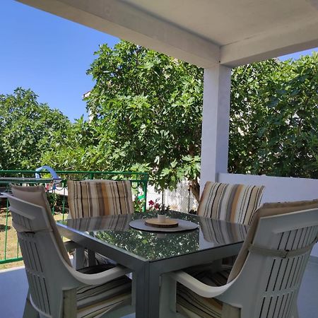 Apartment With Terrace And Garden Pirovac Exterior foto