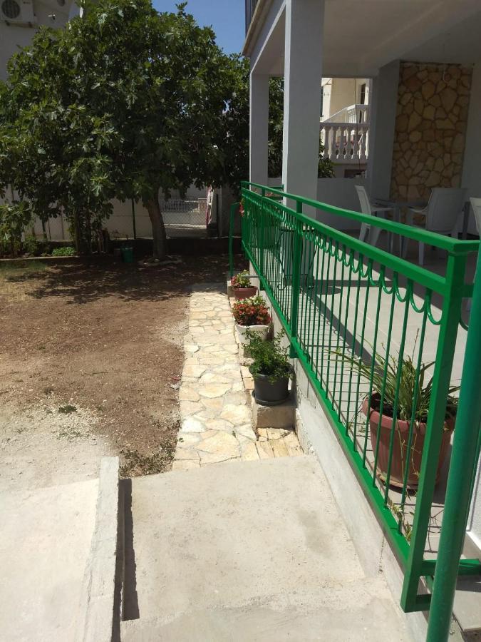 Apartment With Terrace And Garden Pirovac Exterior foto